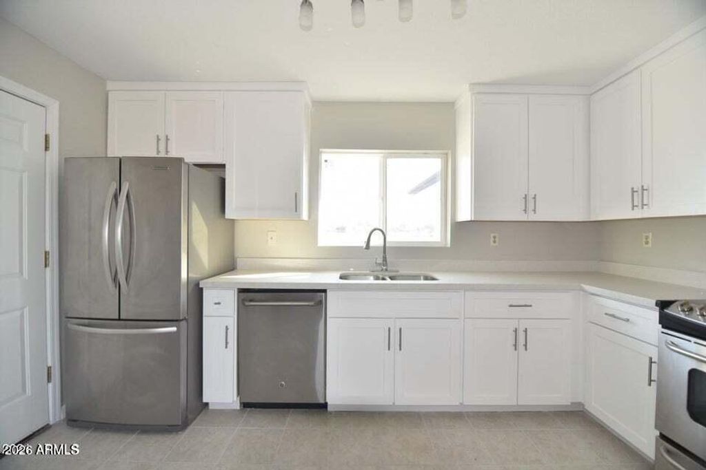 Image 4 of property listing at 2535 E Southgate Avenue, Phoenix, AZ 85040