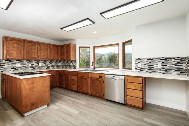 48187 McFarland Road, Oakridge, OR 97463