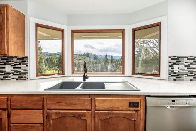 48187 McFarland Road, Oakridge, OR 97463