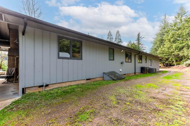 48187 McFarland Road, Oakridge, OR 97463