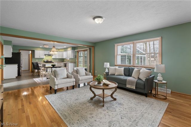 4469 Shelly Drive, Seven Hills, OH 44131