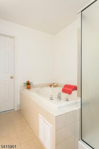 28 Sutton Ct, Hopewell Twp., NJ 08534