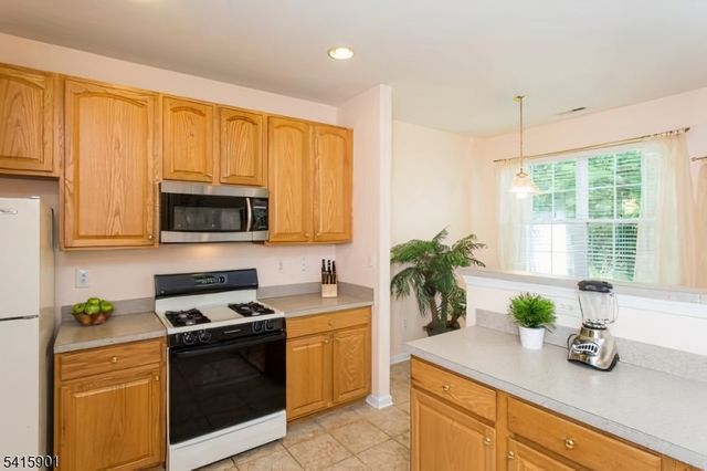 28 Sutton Ct, Hopewell Twp., NJ 08534