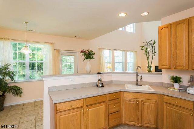 28 Sutton Ct, Hopewell Twp., NJ 08534