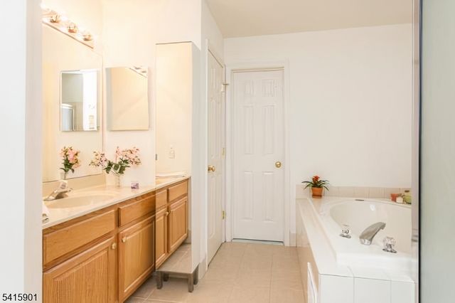 28 Sutton Ct, Hopewell Twp., NJ 08534