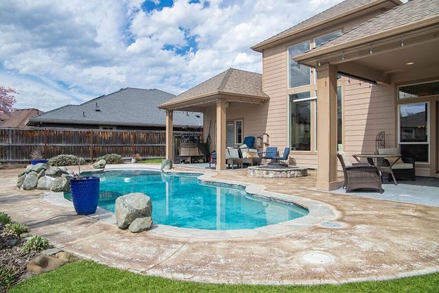 964 Pumpkin Ridge Drive, Eagle Point, OR 97524