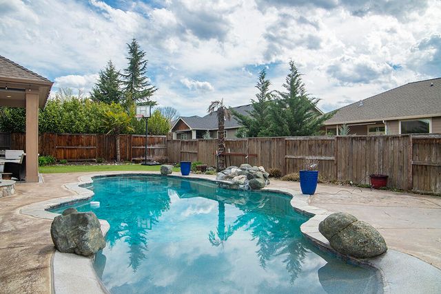 964 Pumpkin Ridge Drive, Eagle Point, OR 97524