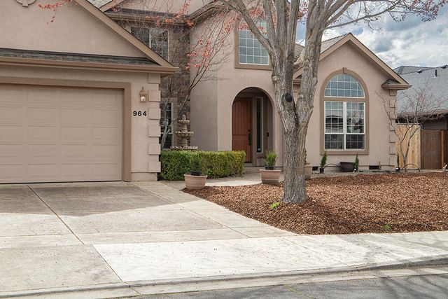 964 Pumpkin Ridge Drive, Eagle Point, OR 97524