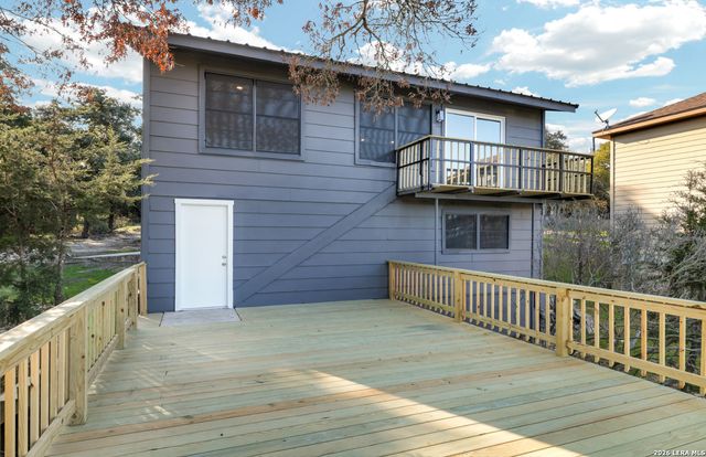 1122 OAKRIDGE LN, Canyon Lake, TX 78133