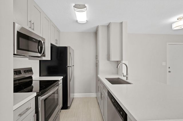 2101 Fountain View Drive 2 8, Houston, TX 77057