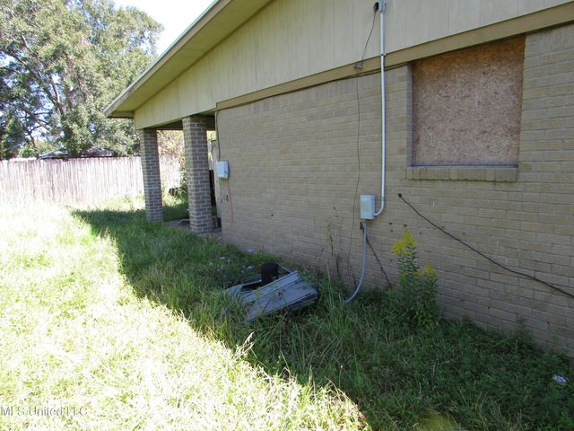 13194 Dedeaux Road, Gulfport, MS 39503