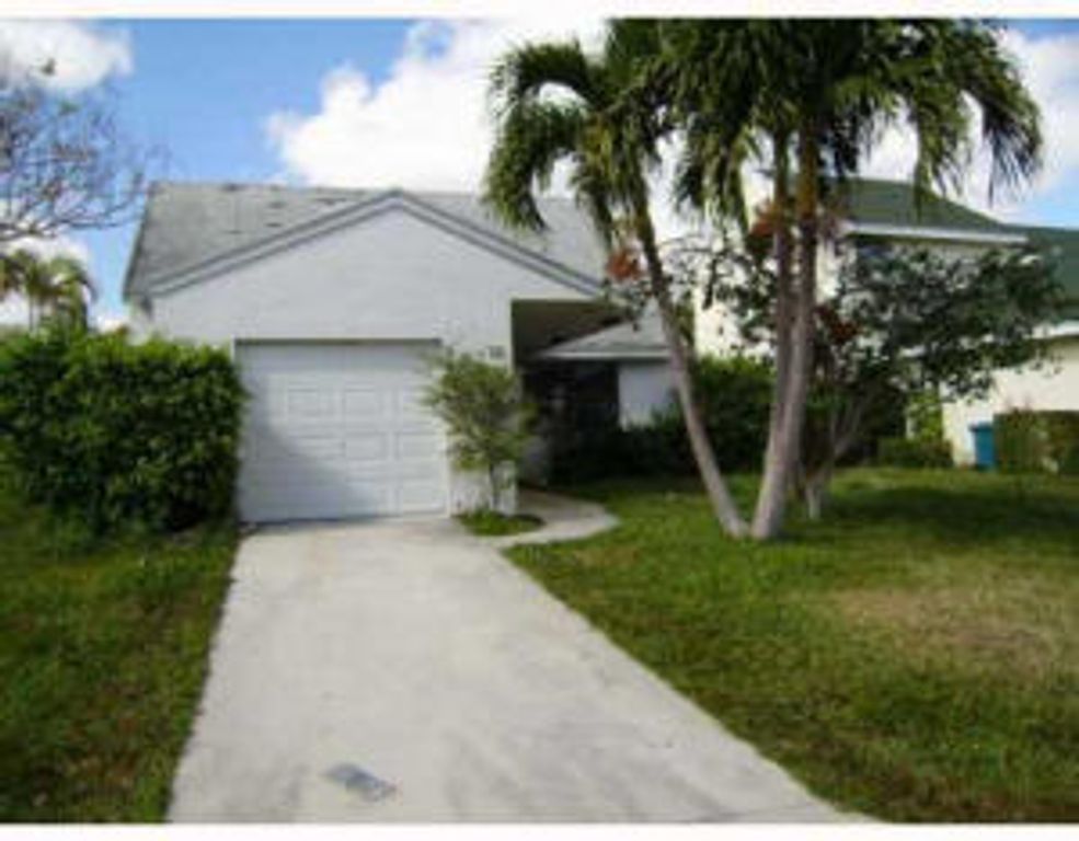 57 Peachtree Place, Boynton Beach, FL 33436