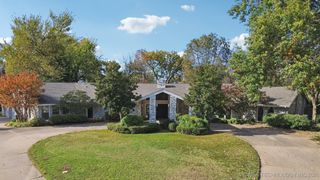 6424 S JAMESTOWN Avenue E, Tulsa, OK 74136