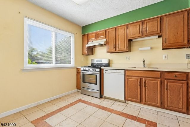 265 Hampshire Dr, Plainsboro Twp., NJ 08536