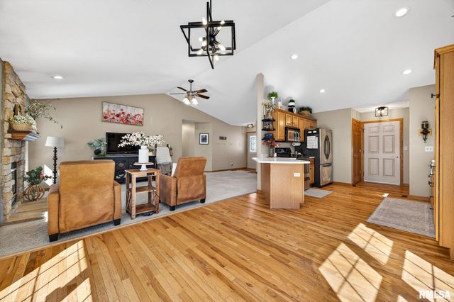 512 BITTERSWEET Avenue, Germantown Hills, IL 61548