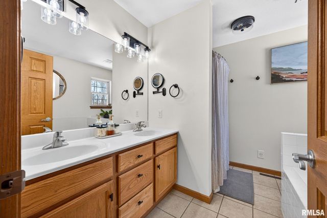 512 BITTERSWEET Avenue, Germantown Hills, IL 61548