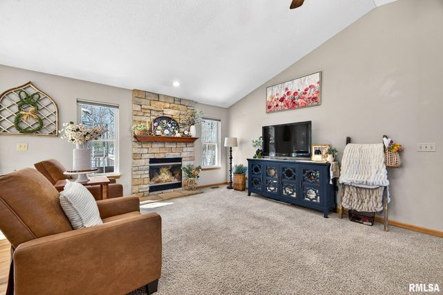 512 BITTERSWEET Avenue, Germantown Hills, IL 61548