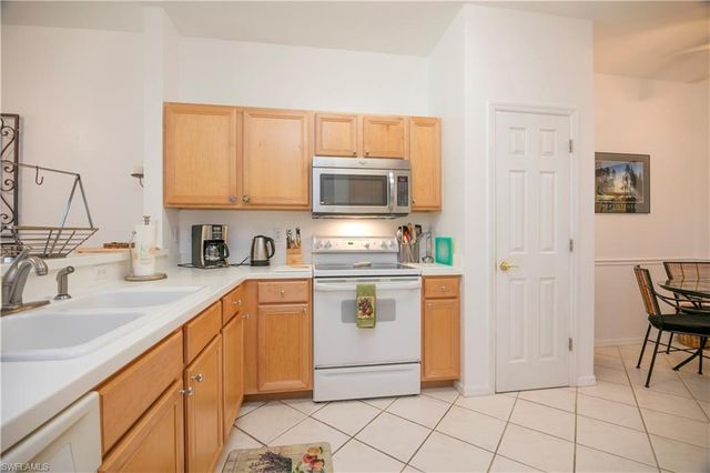 3964 Bishopwood CT E 1-202, Naples, FL 34114