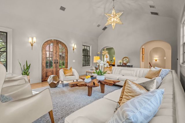 2336 Medford Court E, Fort Worth, TX 76109