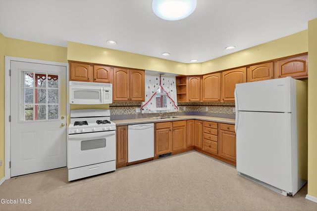 7 Apple Blossom Lane, Colonie, NY 12205