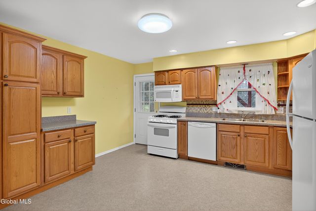 7 Apple Blossom Lane, Colonie, NY 12205