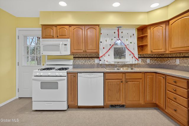 7 Apple Blossom Lane, Colonie, NY 12205