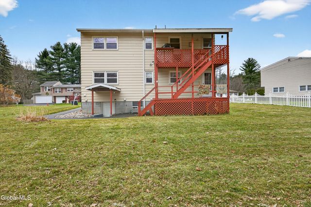 7 Apple Blossom Lane, Colonie, NY 12205