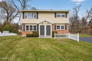 7 Apple Blossom Lane, Colonie, NY 12205