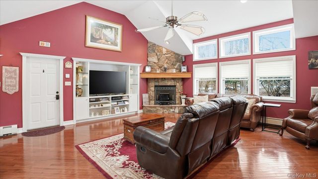 1 Tracklot Road, Nissequogue, NY 11780