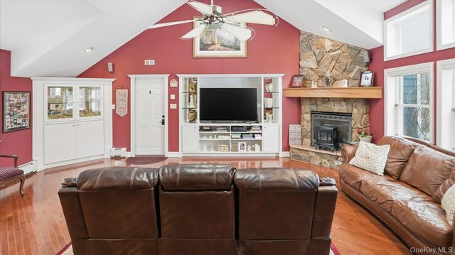 1 Tracklot Road, Nissequogue, NY 11780