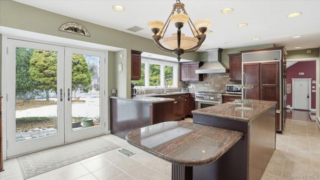 1 Tracklot Road, Nissequogue, NY 11780