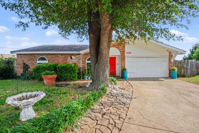 5300 Princess Court, Lake Dallas, TX 75065