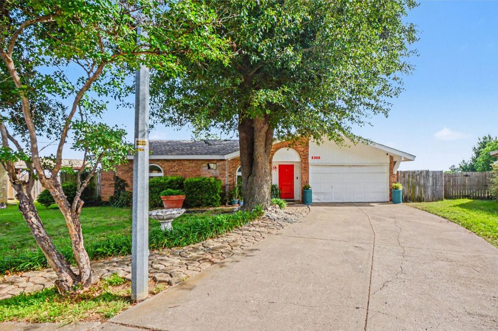 5300 Princess Court, Lake Dallas, TX 75065