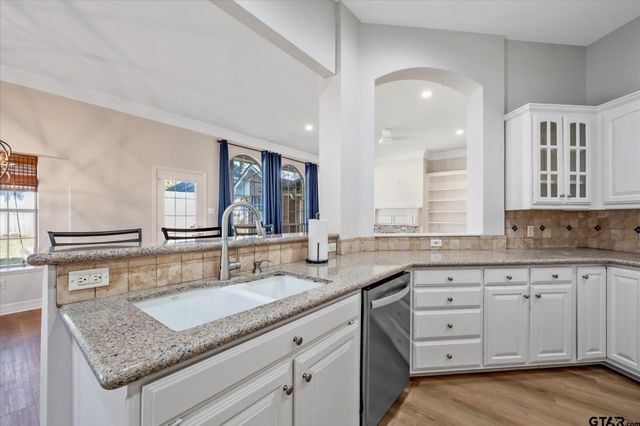 629 Whiteoak Ln, Tyler, TX 75703