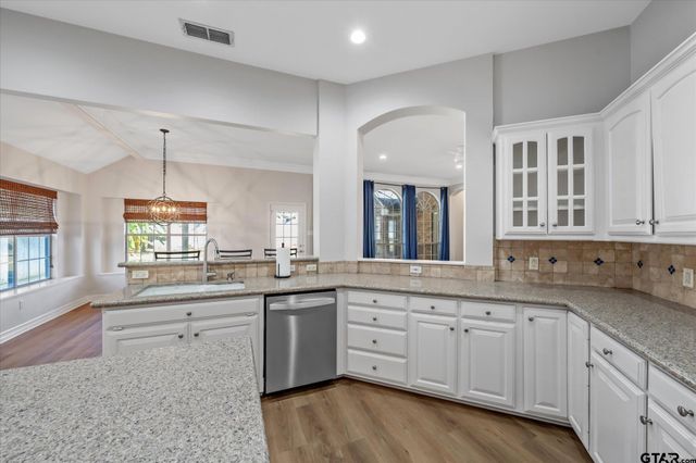 629 Whiteoak Ln, Tyler, TX 75703