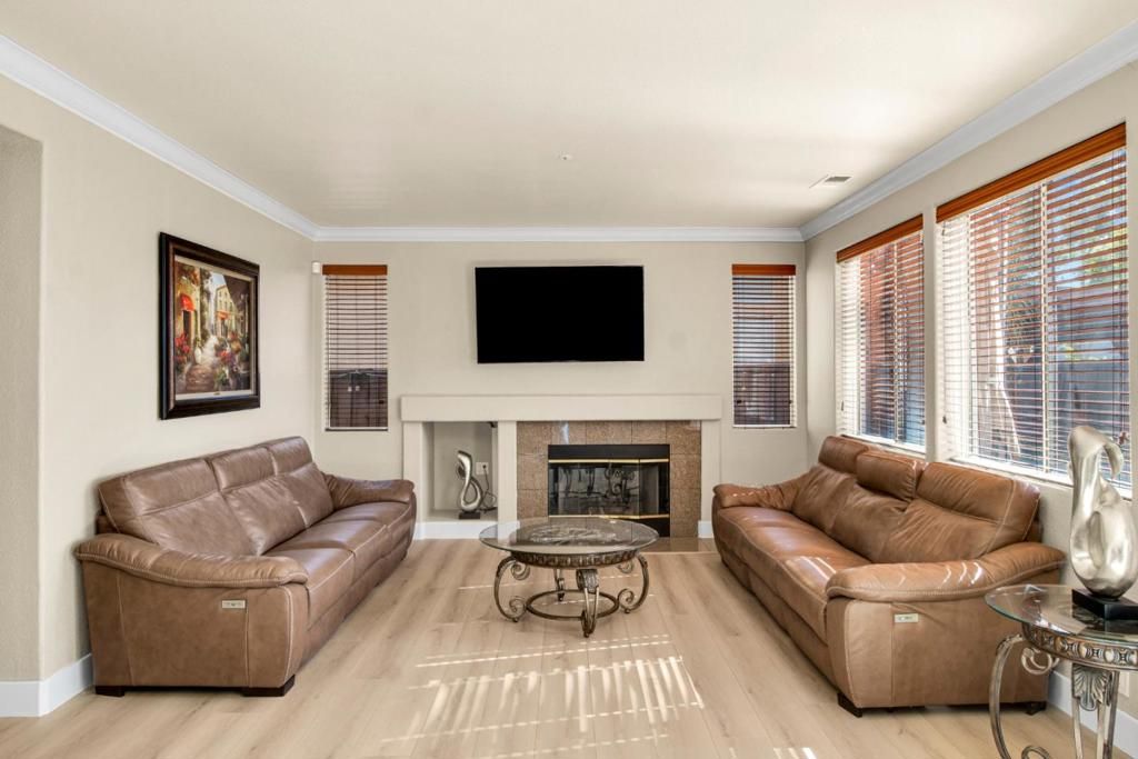 Image 12 of property listing at Address unavailable.