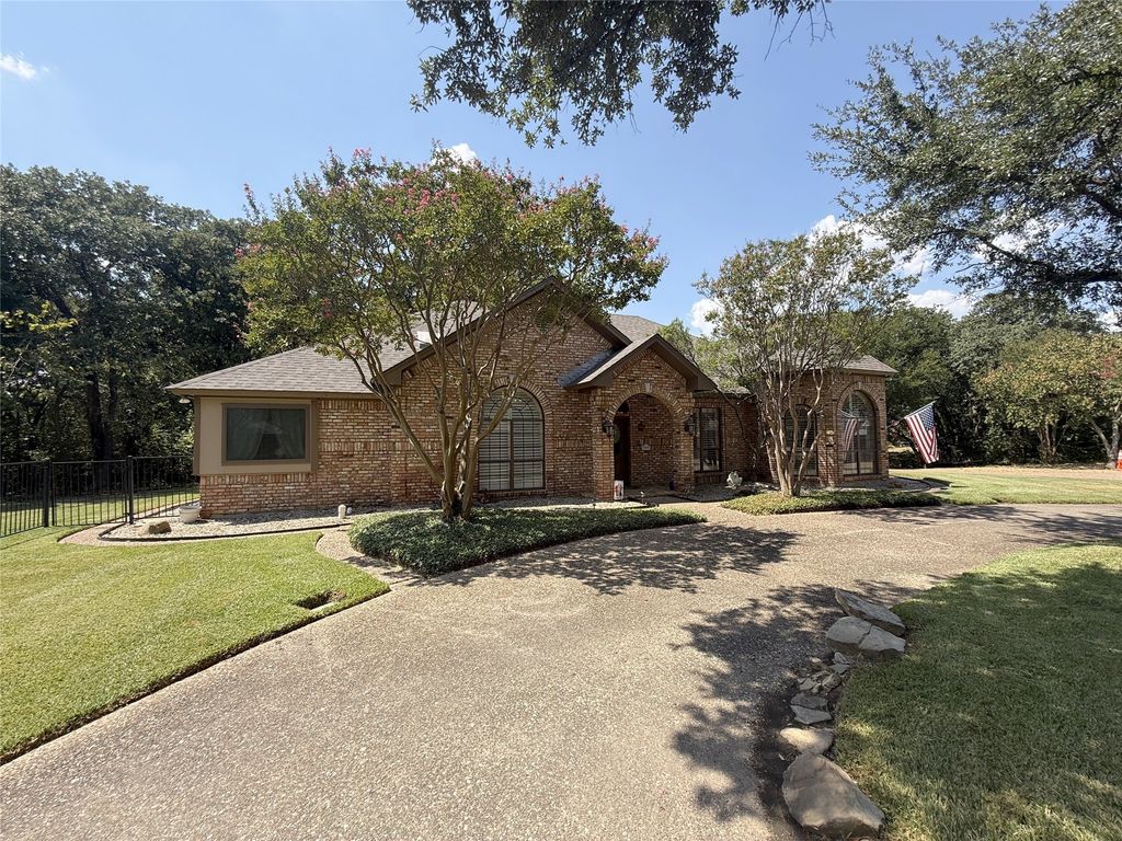 100 Kings Row Drive, Mansfield, TX 76063 — exterior