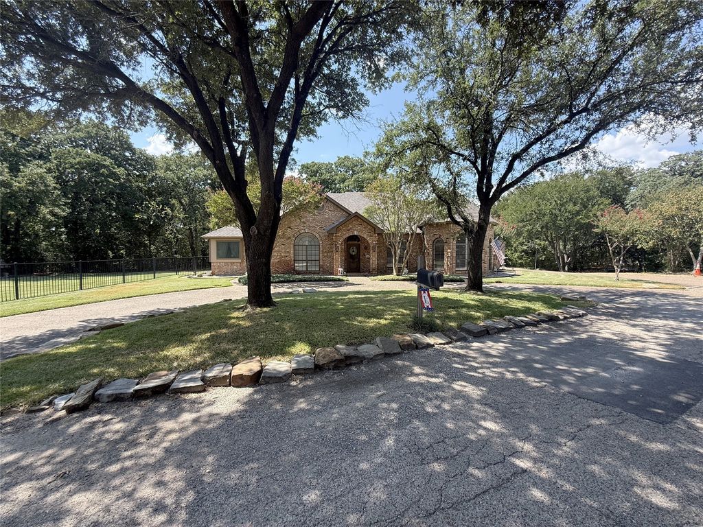 100 Kings Row Drive, Mansfield, TX 76063 — photo 2