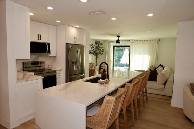 9484 TREASURE LANE NE, St Petersburg, FL 33702