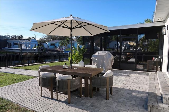 9484 TREASURE LANE NE, St Petersburg, FL 33702