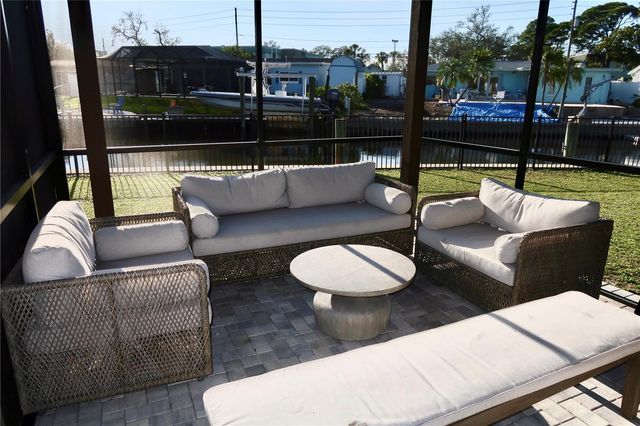 9484 TREASURE LANE NE, St Petersburg, FL 33702