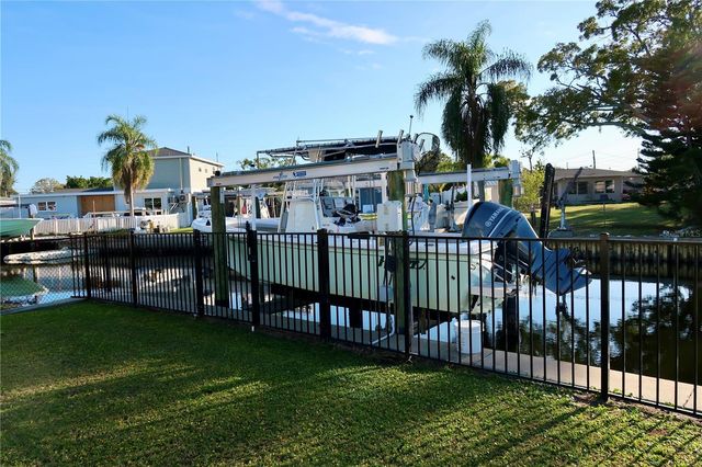 9484 TREASURE LANE NE, St Petersburg, FL 33702