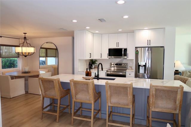 9484 TREASURE LANE NE, St Petersburg, FL 33702