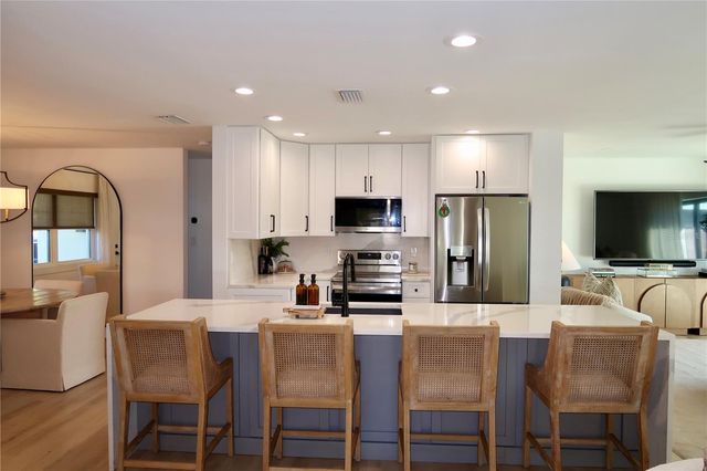 9484 TREASURE LANE NE, St Petersburg, FL 33702