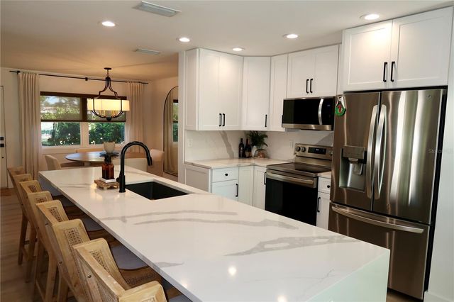 9484 TREASURE LANE NE, St Petersburg, FL 33702