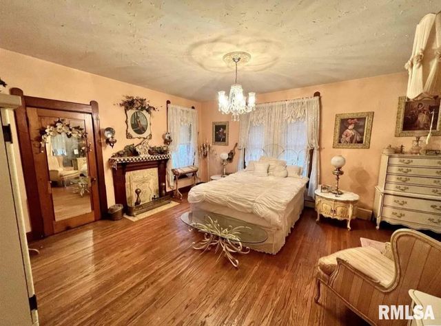 822 N 6TH Street, Quincy, IL 62301