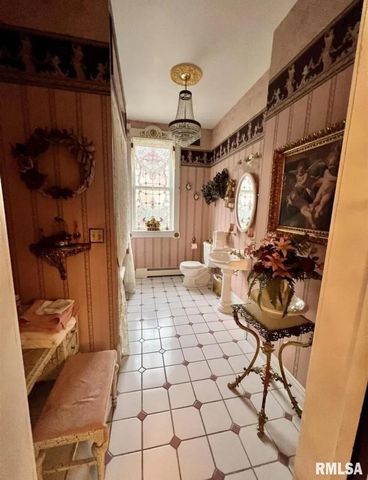 822 N 6TH Street, Quincy, IL 62301