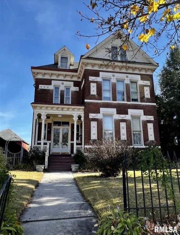822 N 6TH Street, Quincy, IL 62301