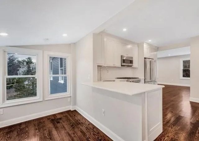 31 Oak Street 2, Wellesley, MA 02482