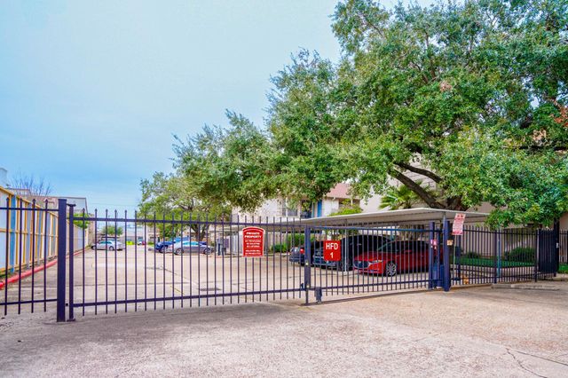 1818 Augusta Drive 27, Houston, TX 77057